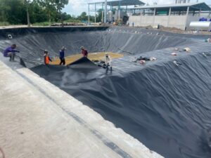 รับเหมาปูพีอีบ่อเก็บน้ำ.com หจก.เขียวสะอาด รับปูบ่อน้ำพลาสติก บ่อบำบัดน้ำเสีย บ่อแก๊ส 31 รับปูบ่อน้ำพลาสติก HDPEบัวลาย