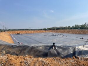 รับเหมาปูพีอีบ่อเก็บน้ำ.com หจก.เขียวสะอาด รับปูบ่อน้ำพลาสติก บ่อบำบัดน้ำเสีย บ่อแก๊ส 26 รับปูบ่อน้ำพลาสติก HDPEแก้งสนามนาง