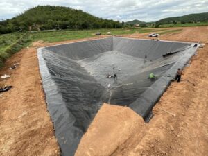 รับเหมาปูพีอีบ่อเก็บน้ำ.com หจก.เขียวสะอาด รับปูบ่อน้ำพลาสติก บ่อบำบัดน้ำเสีย บ่อแก๊ส 29 รับปูบ่อน้ำพลาสติก HDPEคง